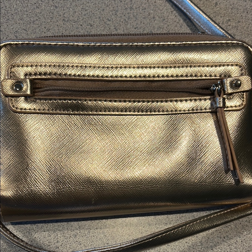 Chic Gold Crossbody Bag with Sleek Design - Picture 4 of 7